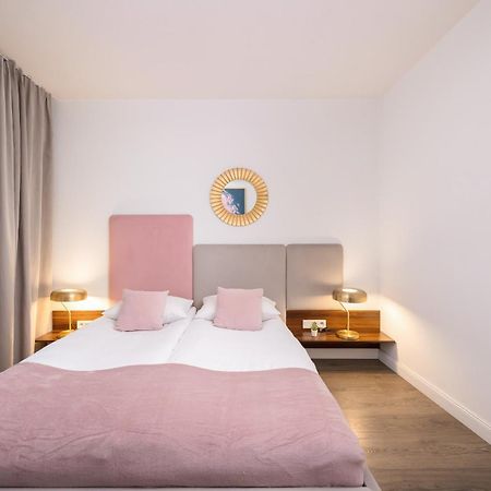 Blue And Green Apartment With Bright Pink Bedroom In Krakow By Noclegi Renters Exterior foto
