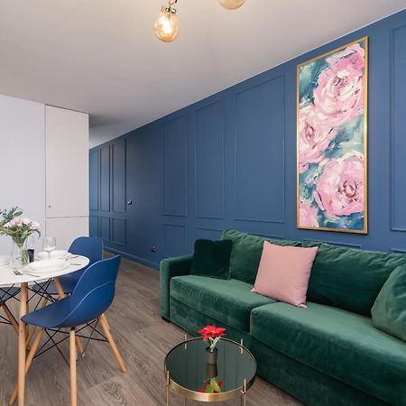 Blue And Green Apartment With Bright Pink Bedroom In Krakow By Noclegi Renters Exterior foto
