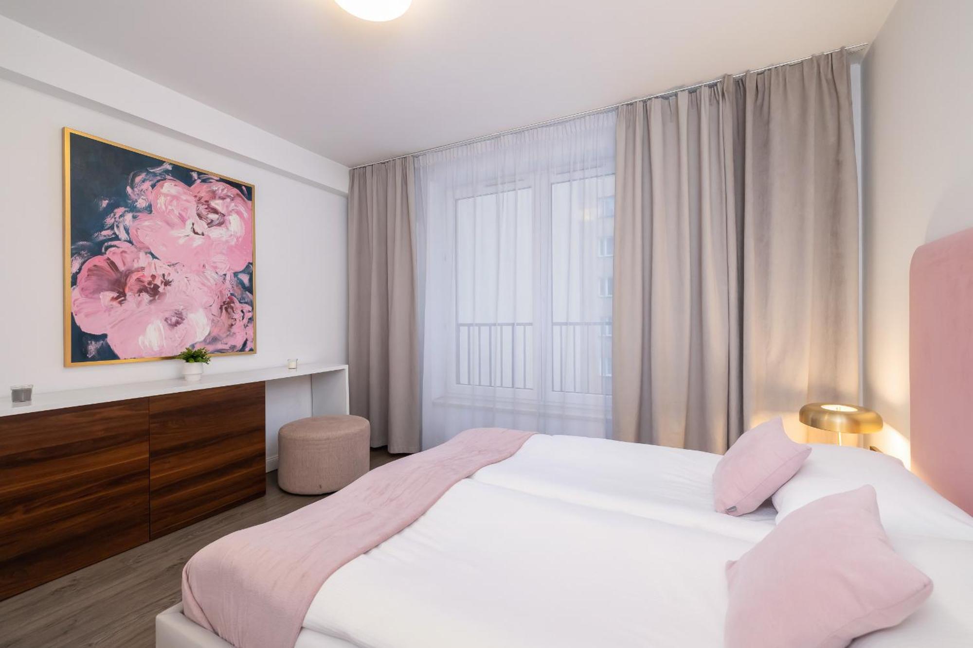 Blue And Green Apartment With Bright Pink Bedroom In Krakow By Noclegi Renters Exterior foto