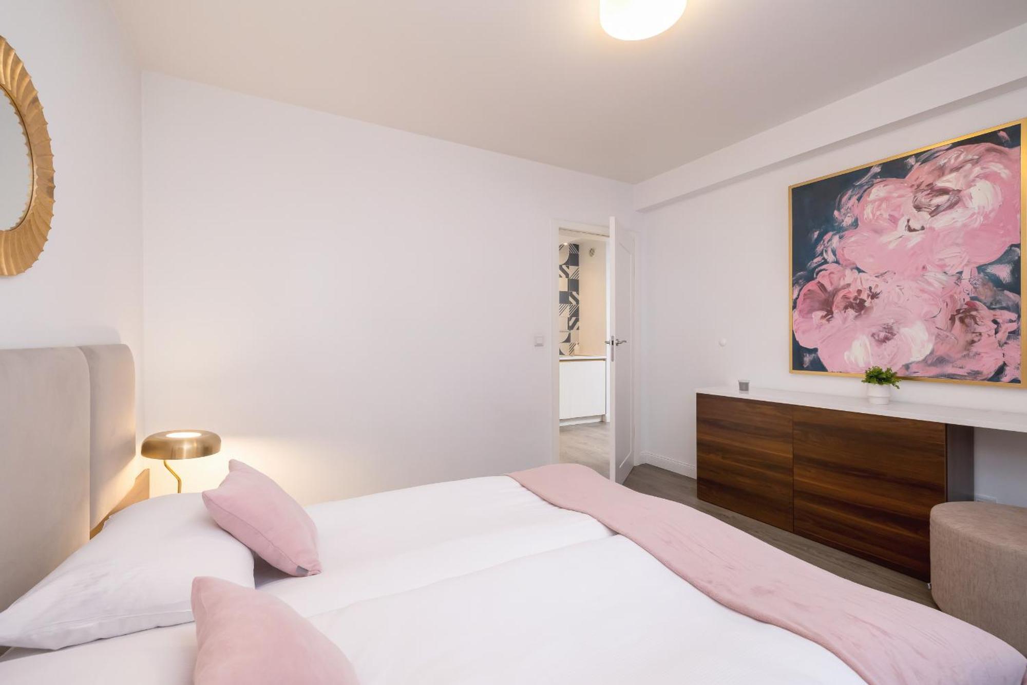 Blue And Green Apartment With Bright Pink Bedroom In Krakow By Noclegi Renters Exterior foto