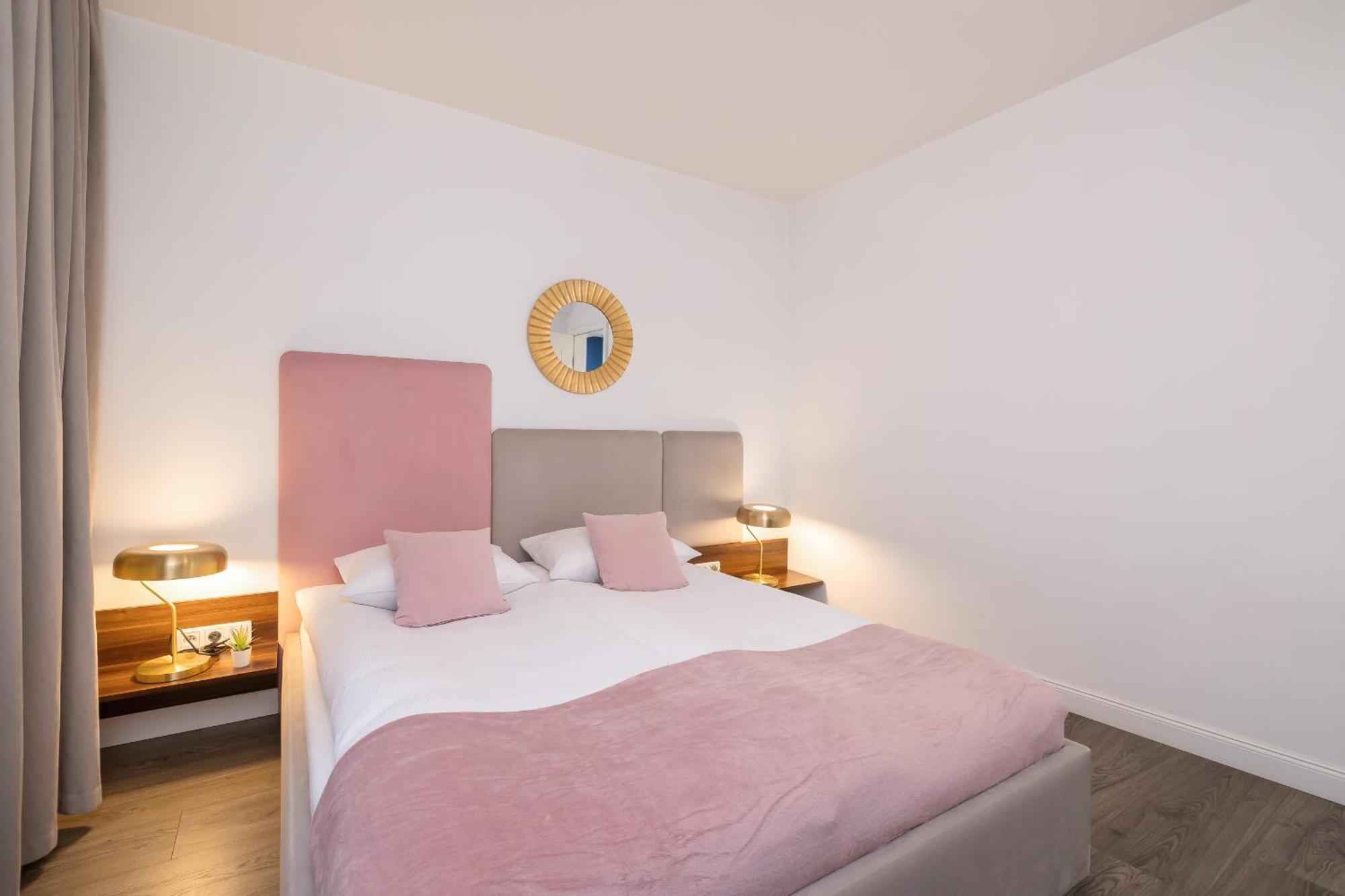 Blue And Green Apartment With Bright Pink Bedroom In Krakow By Noclegi Renters Exterior foto
