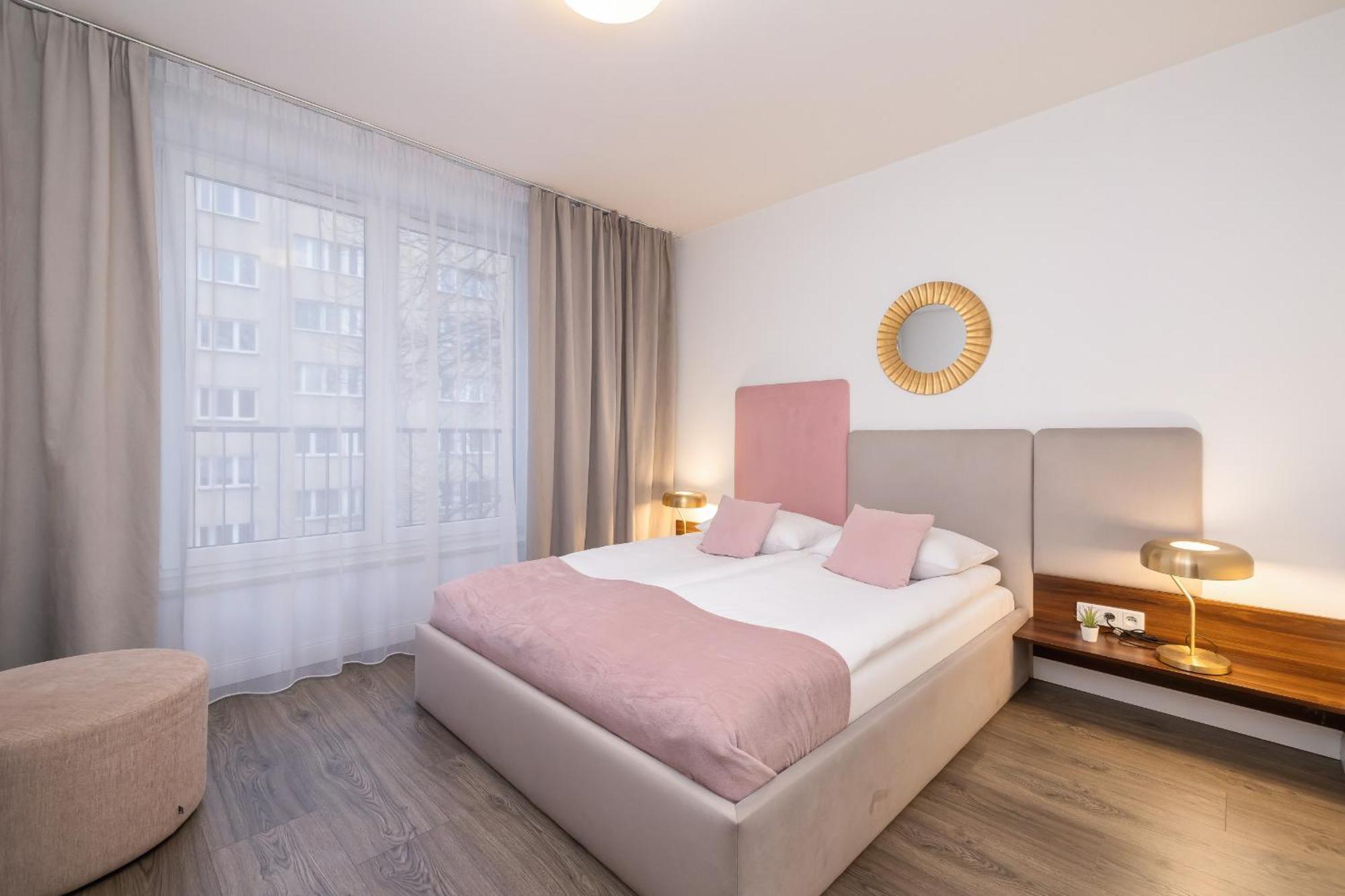 Blue And Green Apartment With Bright Pink Bedroom In Krakow By Noclegi Renters Exterior foto